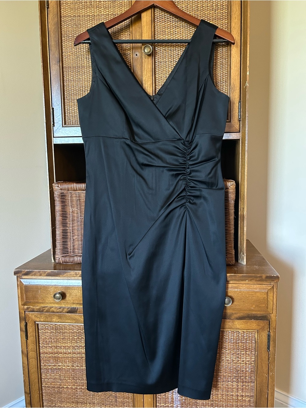 Donna Ricco classic black sleeveless cocktail dress featuring a V- neckline